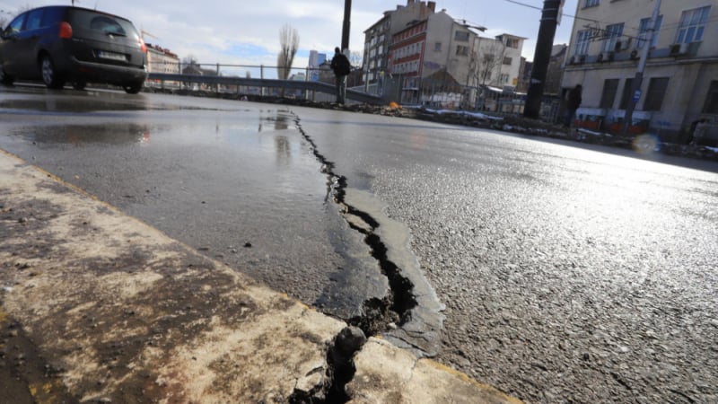 Какво се случва?! "Лъвов мост" се разцепи на четири места СНИМКИ