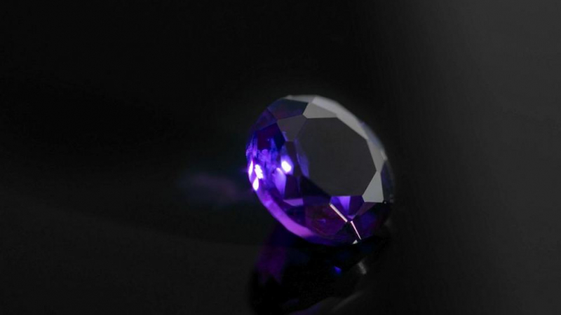 Хванаха крадци на рядък „лилав“ диамант