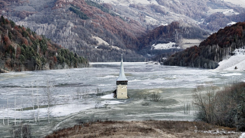 Зловещо: В езеро, пълно с цианид, е останала само камбанарията