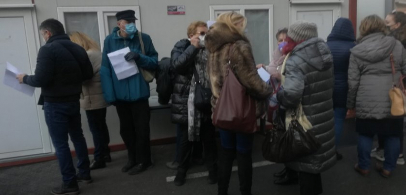 Софиянци щурмуват "Пирогов" да се ваксинират срещу К-19, извиха се опашки ВИДЕО