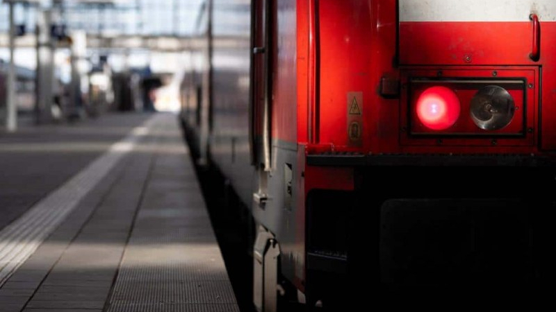 Изверг 40 минути изнасилва 13-г. момиченце във влака