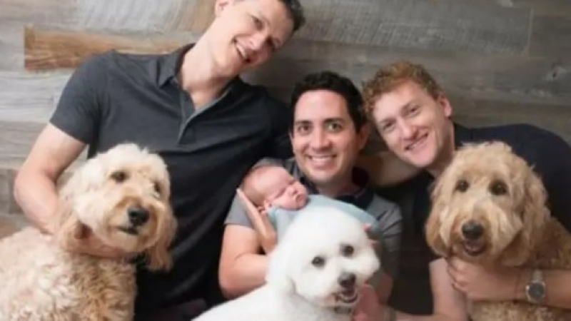 Пълна лудост: Регистрираха бебе с трима бащи полиаморни гейове в Калифорния