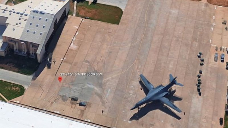  Строго секретният невидим самолет на ВВС на САЩ бе открит в  Google Earth