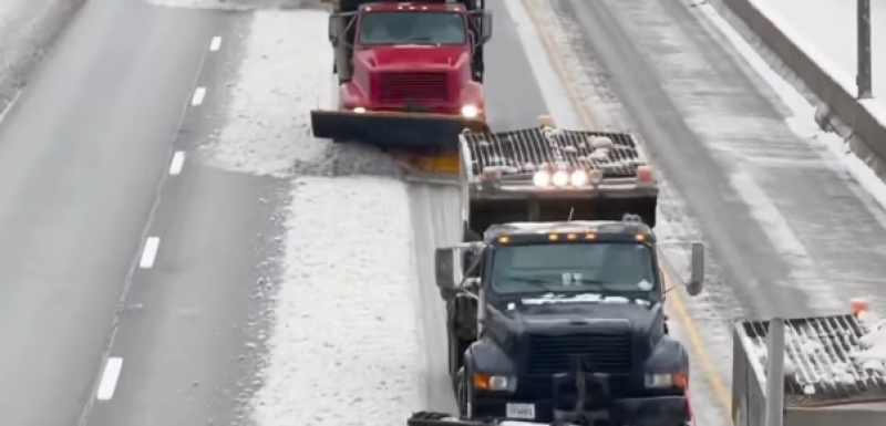 Кога ще ги стигнем?! Вижте как в САЩ почистват магистрала от сняг ВИДЕО