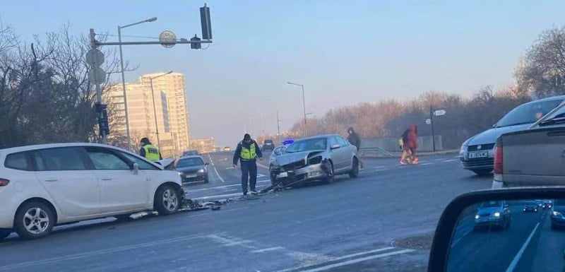 Сериозна катастрофа блокира ключов бургаски булевард СНИМКА