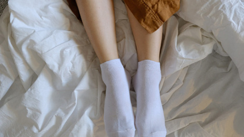 Лекар разкри ползите от спането с чорапи и разбуни мрежата