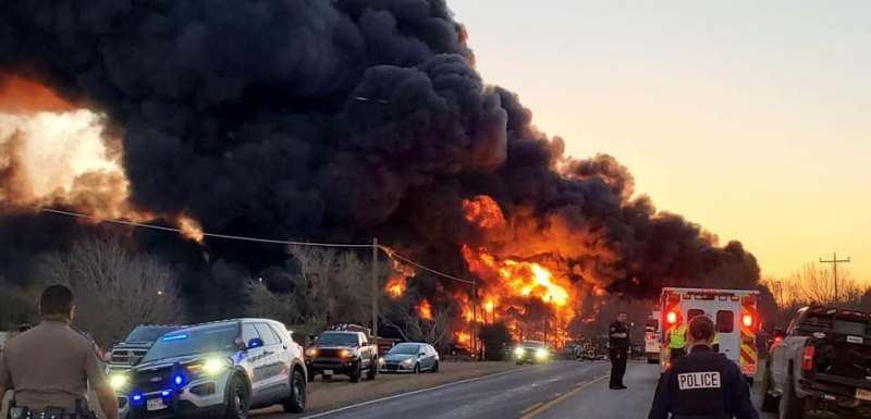 Мощна експлозия и огнен ад след сблъсък между камион и влак ВИДЕО 
