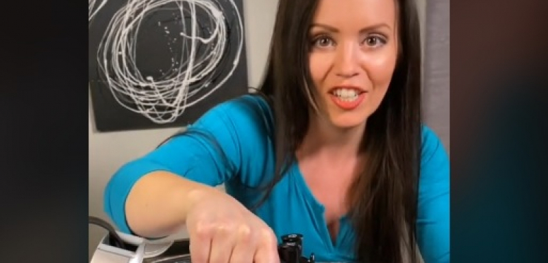 Красива блогърка опече пържола с ютията си и ядоса мрежата ВИДЕО