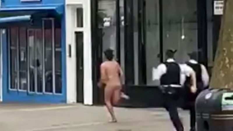 Пълен шок! Чисто гол мъж тича като луд из центъра на Лондон, а след него... ВИДЕО 18+