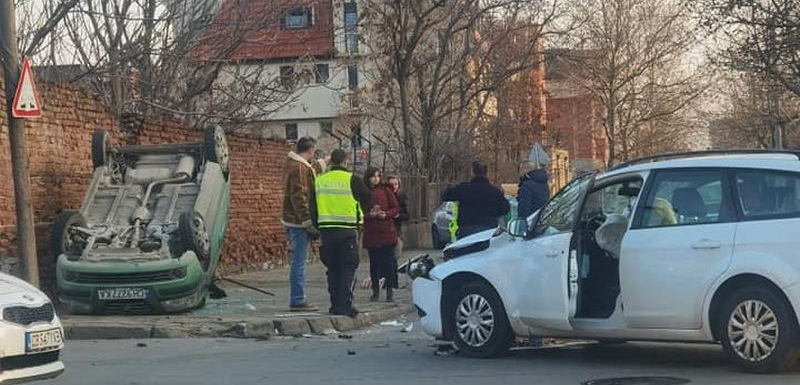 Ужасяващо меле в Сливен, хората се молят да няма жертви СНИМКИ 