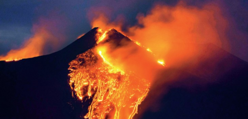 Зрелищно ВИДЕО показва как вулканът Етна експлодира фонтани от лава