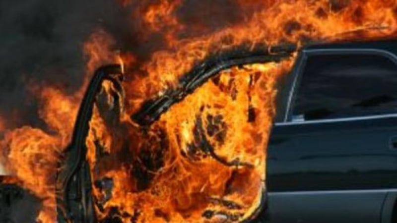 Огромен пожар в Кюстендилско изпепели 6 коли и тръгна към къща