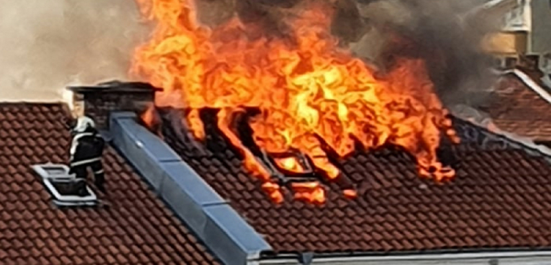 Пожар изпепели покрива на къща за гости в Равда ВИДЕО 