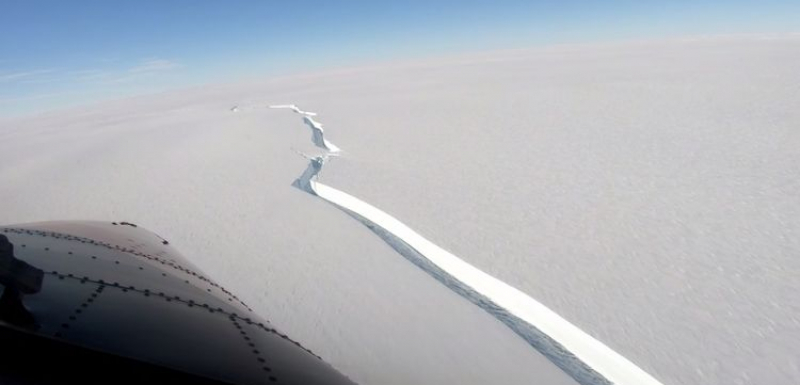 Зрелищно ВИДЕО от големия колкото Лондон айсберг, откъснал се от Антарктика! СНИМКИ