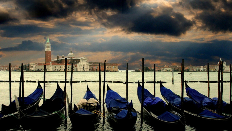 Пресъхнаха каналите на Венеция: гондолите остават закотвени