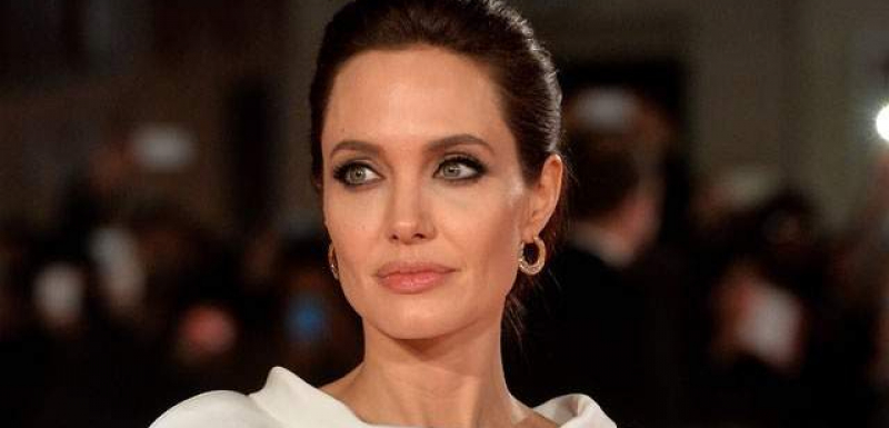 Анджелина Джоли продаде картина на Уинстън Чърчил СНИМКА