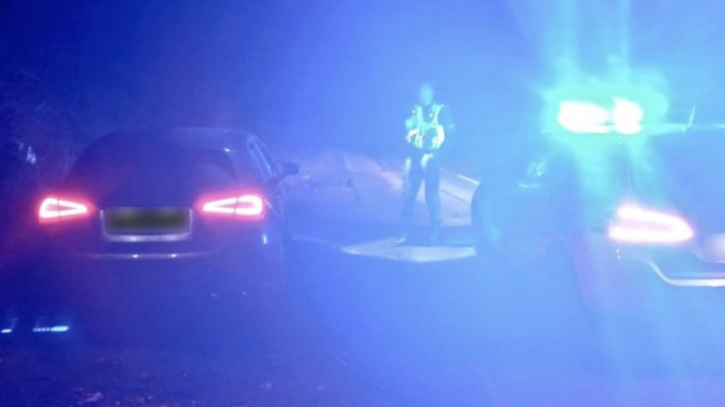 Полицаи спипаха разгонени любовници на калъп в кола на пътя и ето как ги наказаха