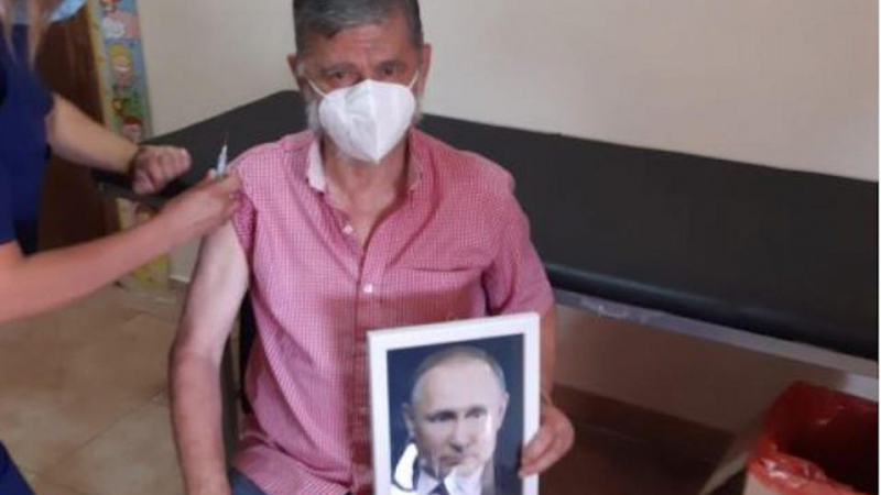 Аржентински кмет се ваксинира с портрета на Путин в ръце 
