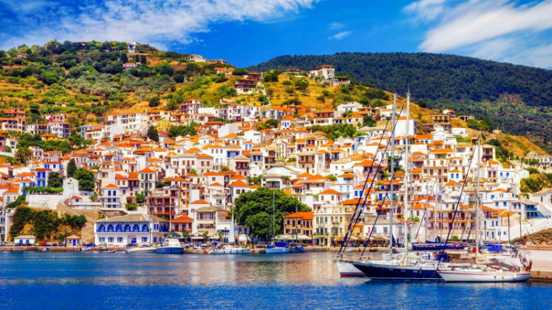 Гръцкият остров, който се прочу с известния мюзикъл „Mama Mia“ 