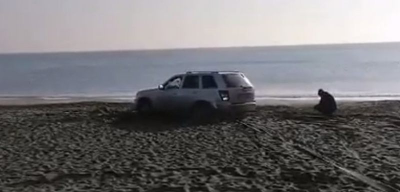 Шофьорът, заорал бургаския плаж с джипа си, шокира с обяснение ВИДЕО 