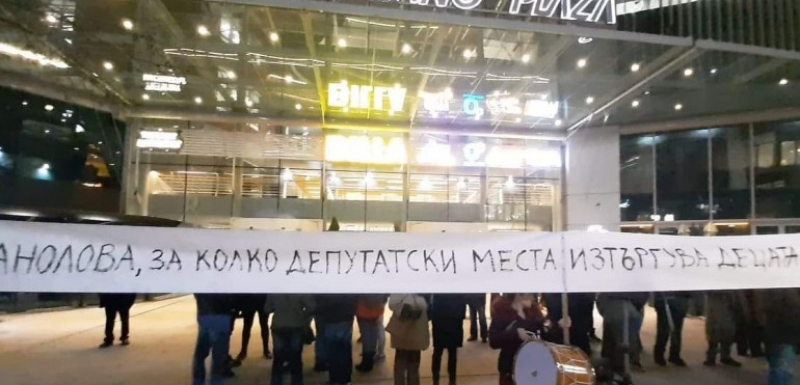 Протестиращи атакуваха Манолова: Боклук, мръсница! Тя бяга панически ВИДЕО