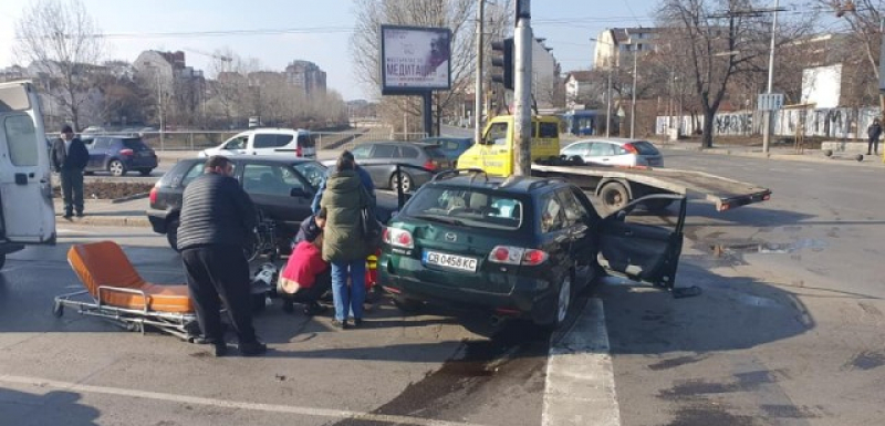 Извънредно! Тежка катастрофа в София, четирима бягат от мястото на инцидента ВИДЕО