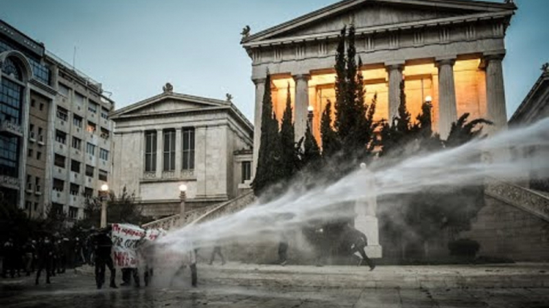 В Атина е страшно! Яростни сблъсъци на граждани с полицията заради К-19 мерките ВИДЕО