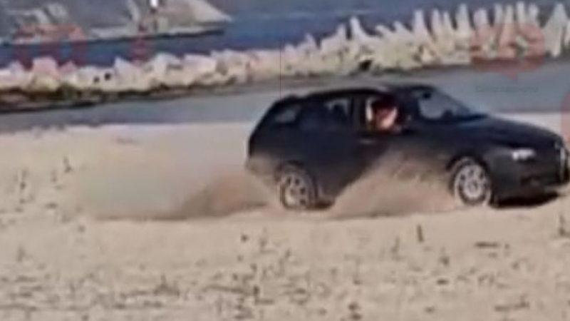 Дрифтаджия, въртял гуми на роден плаж, издирват полицаи 
