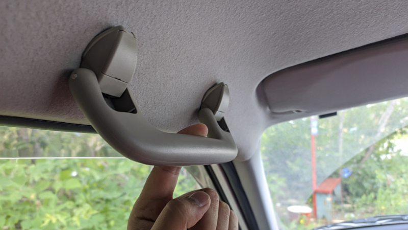 Тайната падна: Ето за какво служи дръжката на тавана от страната на шофьора