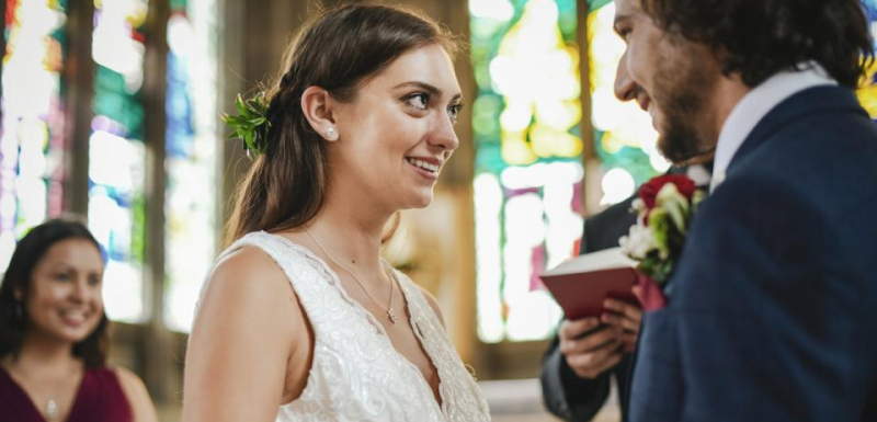 Мъст: Булка прочете съобщенията на бъдещия си съпруг до любовницата му пред олтара
