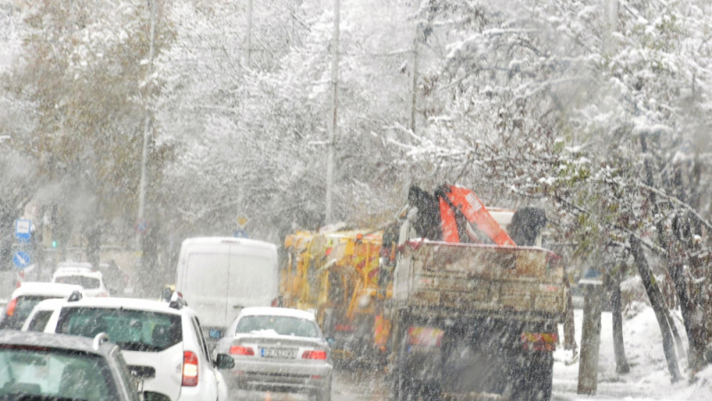 Силен снеговалеж и ураганен вятър край София, затвориха Витоша