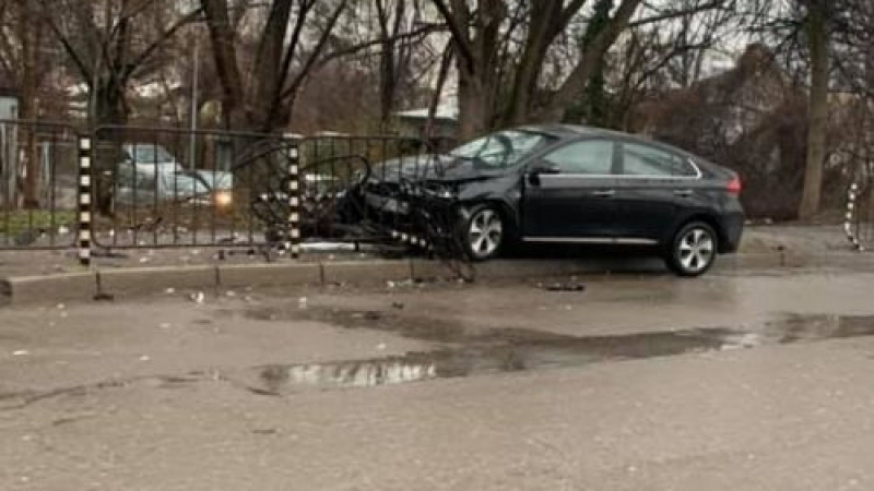 Зрелищна катастрофа в София, съпроводена от любопитни коментари СНИМКА