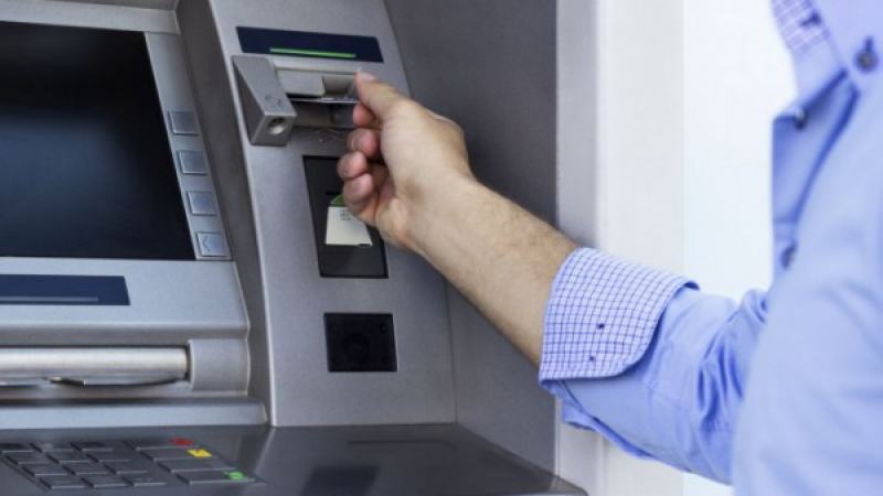 Бургазлия изтегли пари от банкомат, развръзката е куриозна
