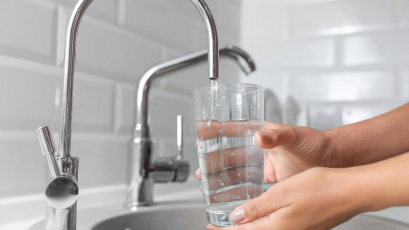 Горещата вода пази от инсулт и купища болести, ето как обаче трябва да я пием