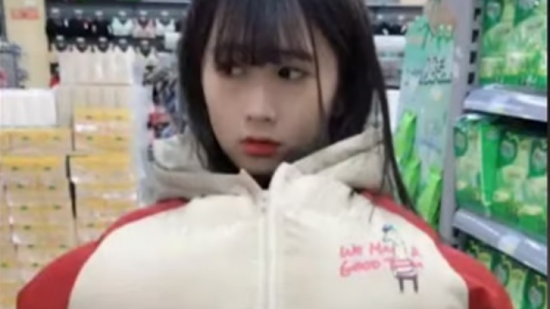 Охранител на магазин накара девойка с огромен бюст да се съблече за проверка ВИДЕО