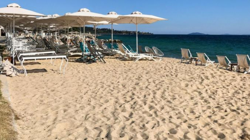 Гърция вече вади чадъри и шезлонги по плажовете 