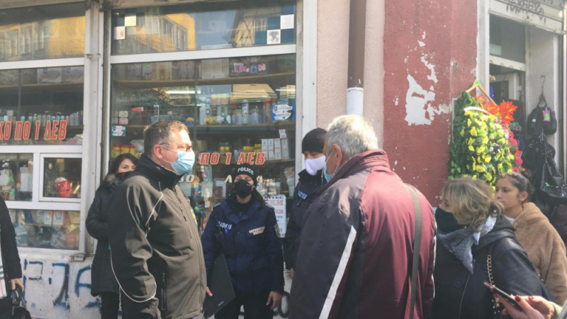 Полиция обсади Женския пазар в София, ето какво се случва СНИМКИ