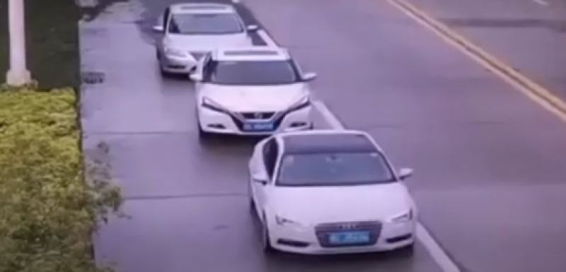 Зрелищни ВИДЕА: Опората на кран се сгромоляса върху движещо се Audi