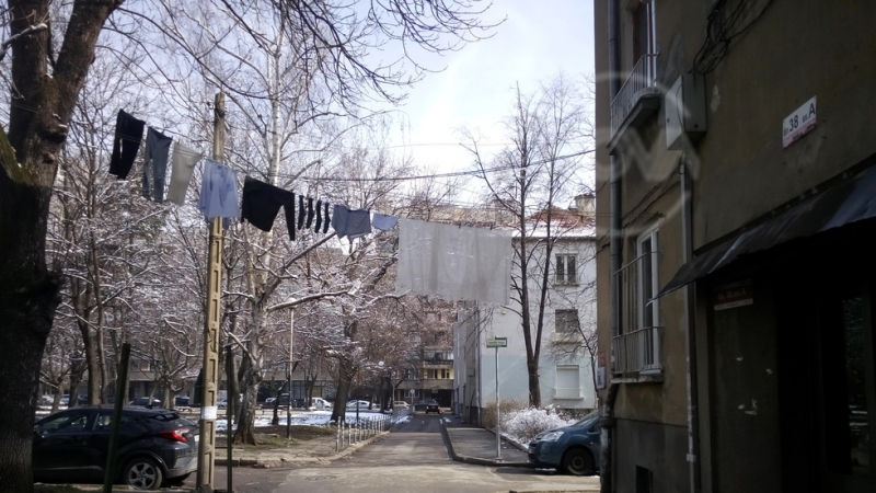Простор с пране над улица в София разбуни мрежата
