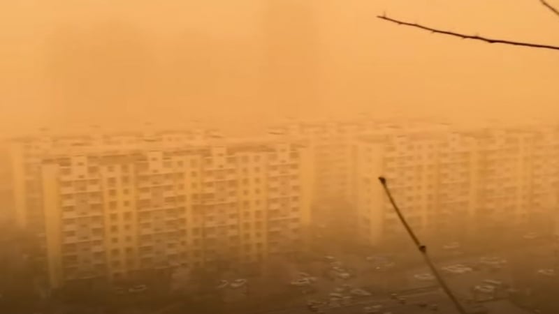 Пекин заприлича на пустиня заради тази напаст ВИДЕО