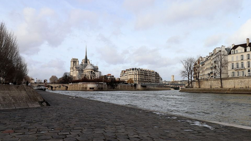 Ужас в Париж: 14-г момиче изнудвано с голи снимки, убито и удавено в Сена