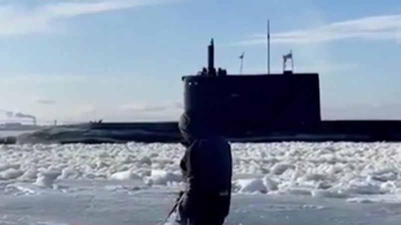 Пълен шаш: Мистериозна руска подводница се появи до рибари върху леда ВИДЕО