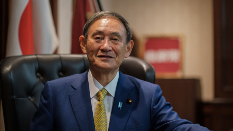 Японският премиер се ваксинира срещу COVID-19 преди срещата си с Байдън