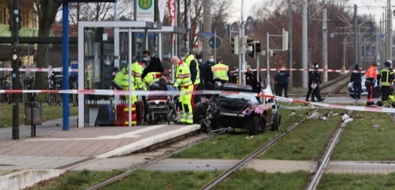 Кола се вряза в хора в Лайпциг, има жертви СНИМКИ