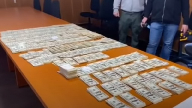 4 милиона долара и 3,6 милиона евро открити в столичен ВУЗ, ето кои са арестувани ВИДЕО