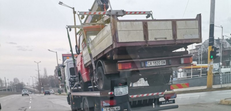 "Паяк" вдигна цял камион в София СНИМКИ