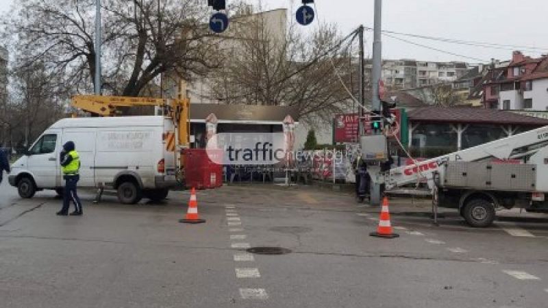 В Пловдив е страшно: Стихията гътна светофар СНИМКИ