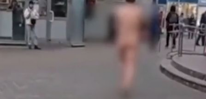 Неадекватен гол мъж ококори жителите на Санкт Петербург ВИДЕО 18+