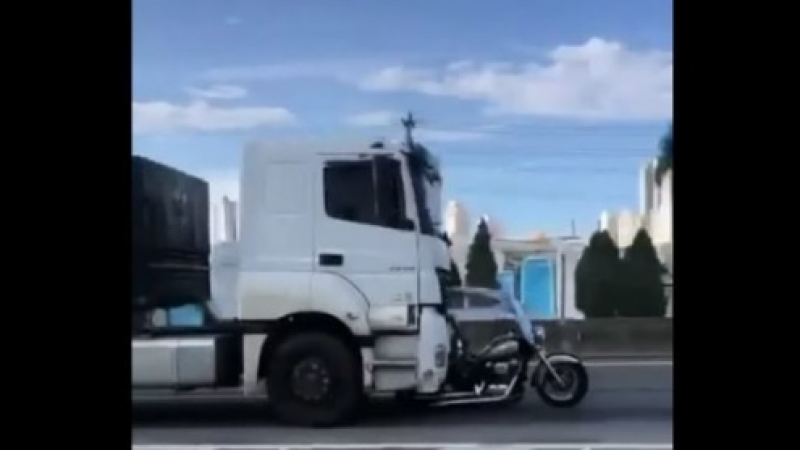 Зрелищни ВИДЕА: Тираджия влачи мотоциклета на съпрузи цели 30 км
