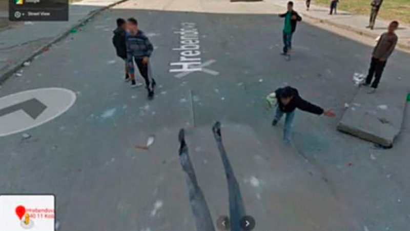 Пълен шаш: В карта на Google откриха тийнейджър, стъпкан в асфалта